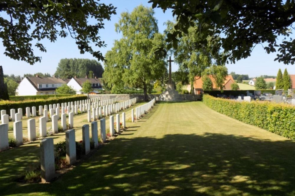 Commonwealth War Graves Avesnes-le-Comte #1