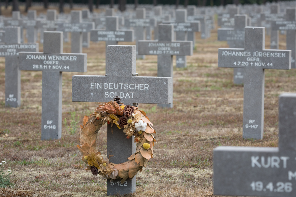 Op de Duitse oorlogsbegraafplaats staan nu gedenktekens voor Nederlandse oorlogsslachtoffers