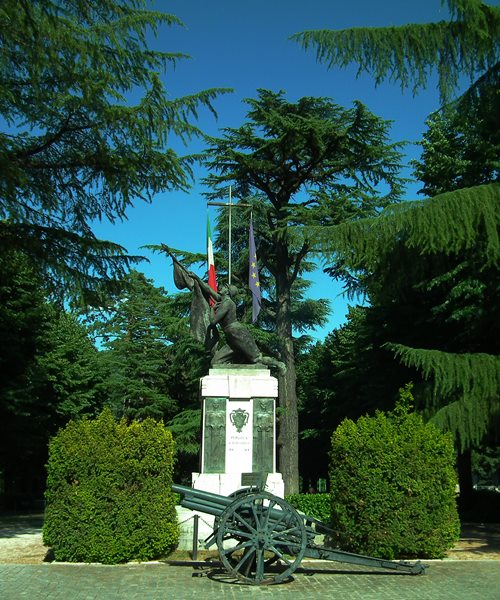 Oorlogsmonument Pergola en kanon Bhler 8cm M5/8