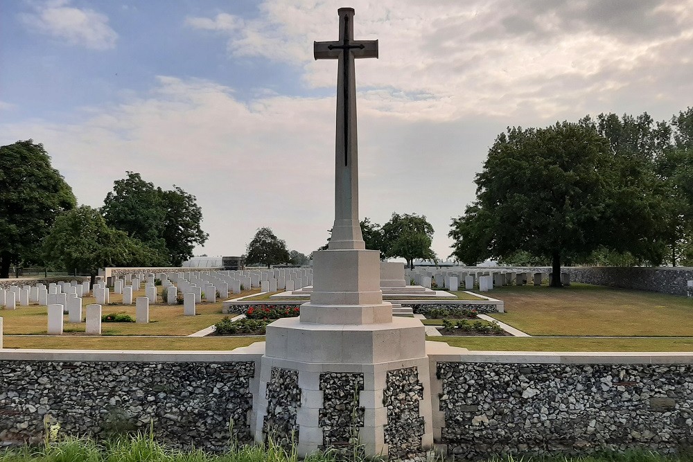 Commonwealth War Cemetery St. Vaast Post