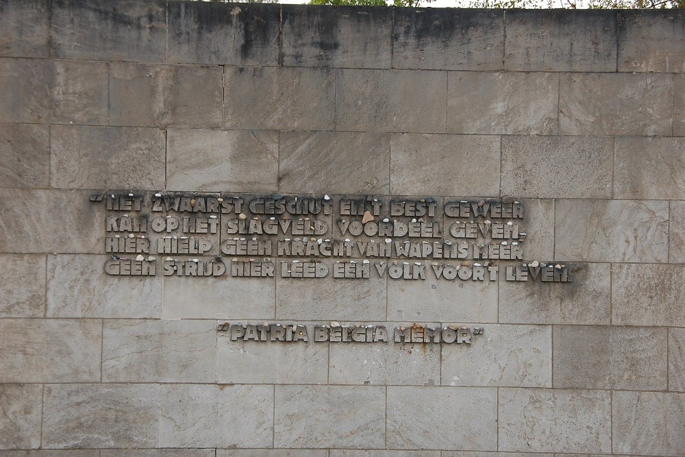 Obelisk & Muur met Inscripties Concentratiekamp Bergen-Belsen #4