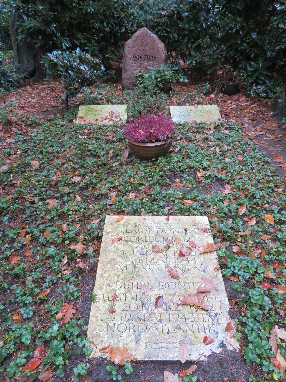 Tombstone Karl Dönitz, Aumühle #3