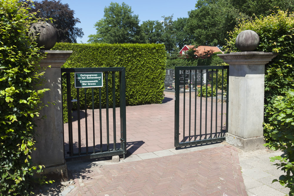 Commonwealth War Graves Roman Catholic Cemetery Weerselo #4