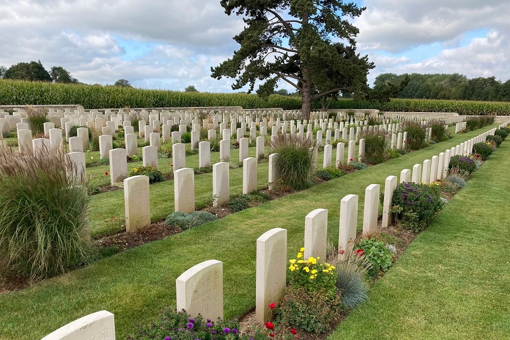 Commonwealth War Cemetery Noyelles-sur-Mer (Chinese) #3