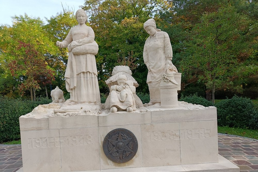 Monument Honor And Recognition To Women Of The Territories #1