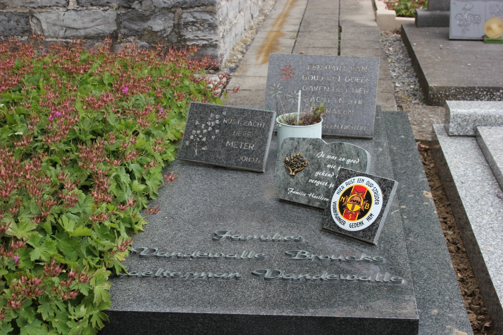Belgian Graves Veterans Waarmaarde #1