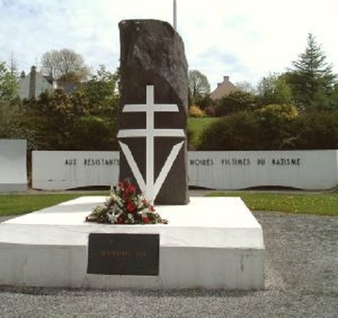 Monument Omgekomen Verzetsstrijders Montagnes Noires #1