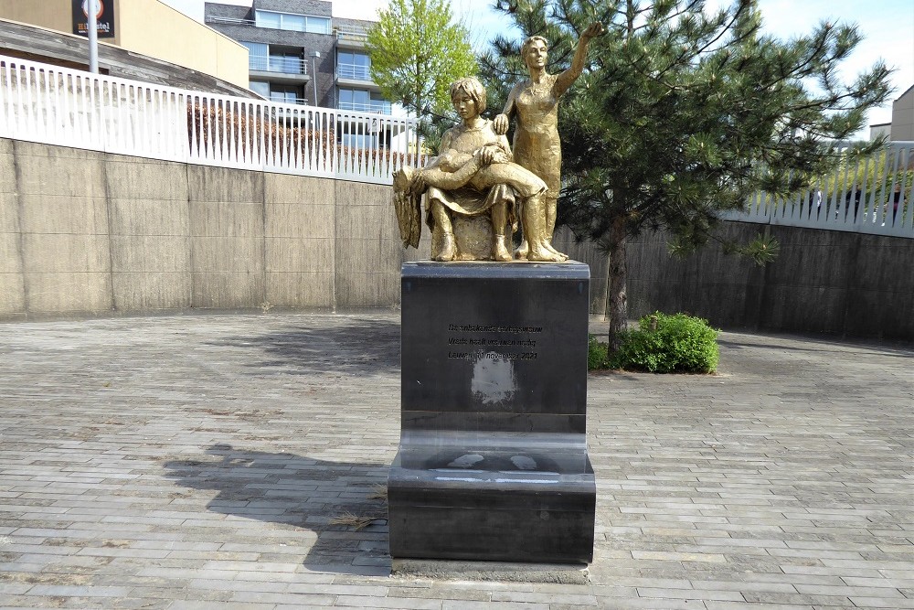 Memorial The Unknown War Woman