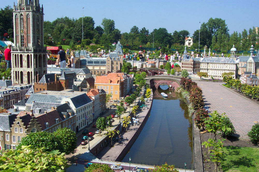 Haagse scholieren onder de indruk van verzetsverhalen op Verhalendag in Madurodam