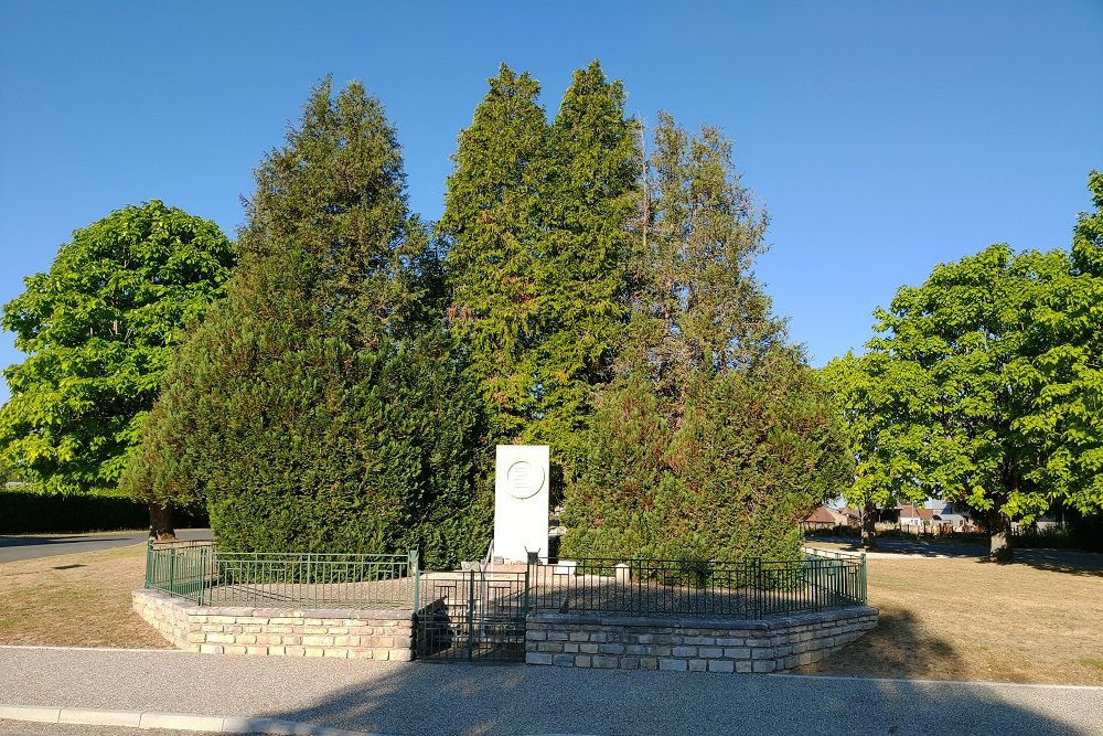 Monument Gedeporteerden 1943 Authumes #1