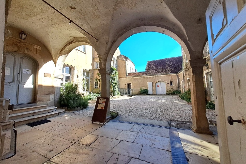 Gedenkteken Kostschool Vézelay #3