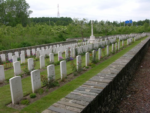 Commonwealth War Cemetery Crump Trench #1