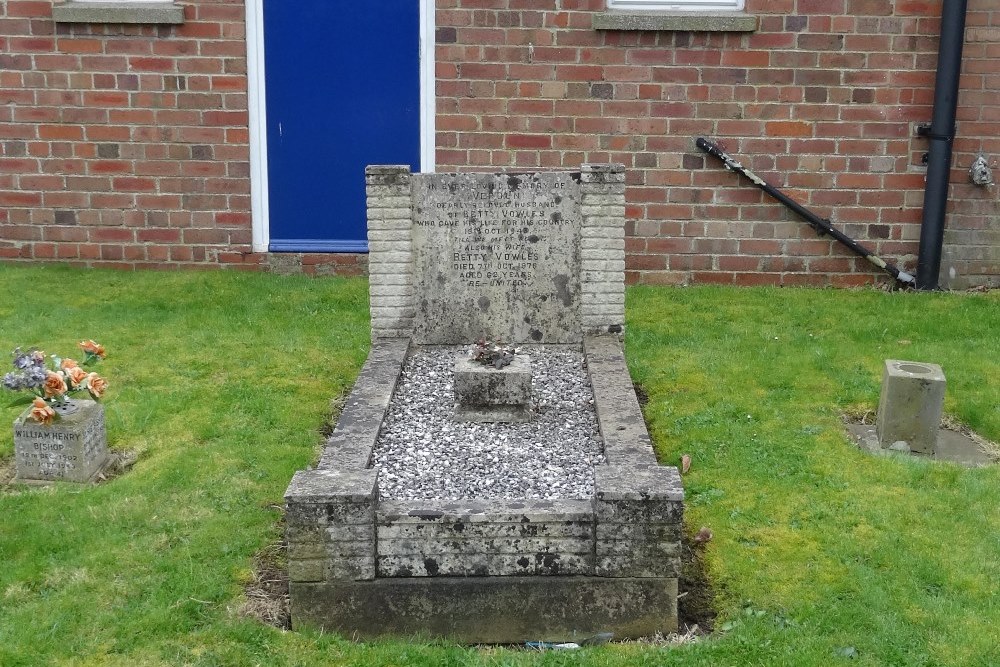 Commonwealth War Grave Easter Compton Methodist Chapelyard