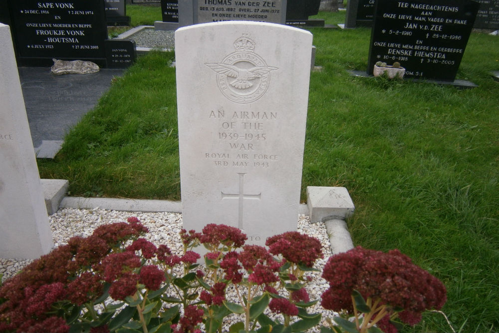 Commonwealth War Graves Protestant Churchyard Wierum #4