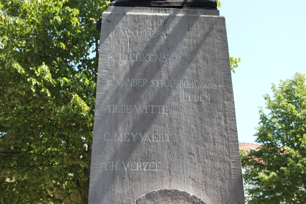 War Memorial Ertvelde #4