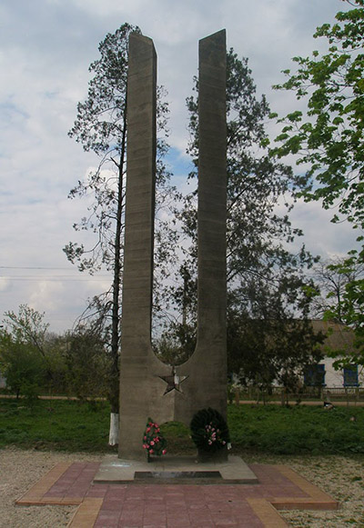 Massagraf Sovjetsoldaten & Oorlogsmonument Nove #2