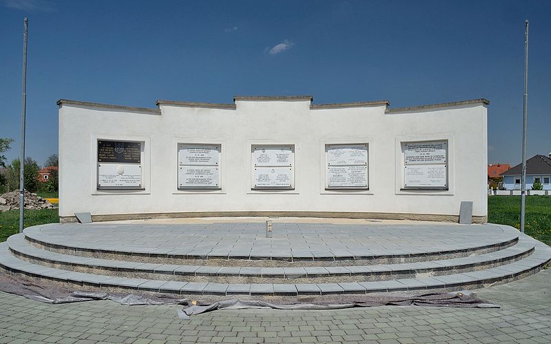 Monument en Begraafplaats Vluchtelingenkamp Mitterndorf an der Fischa #1