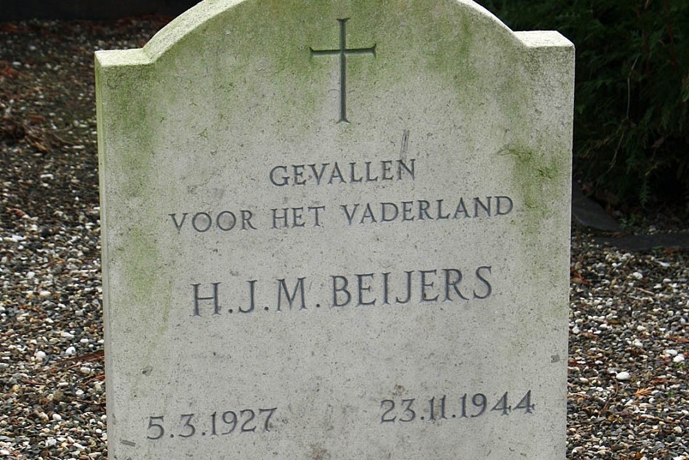 Nederlandse Oorlogsgraven Rooms Katholieke Begraafplaats Sint Jan Evangelist Hoensbroek #3