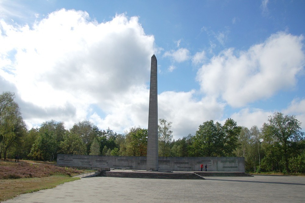 Obelisk & Muur met Inscripties Concentratiekamp Bergen-Belsen #1