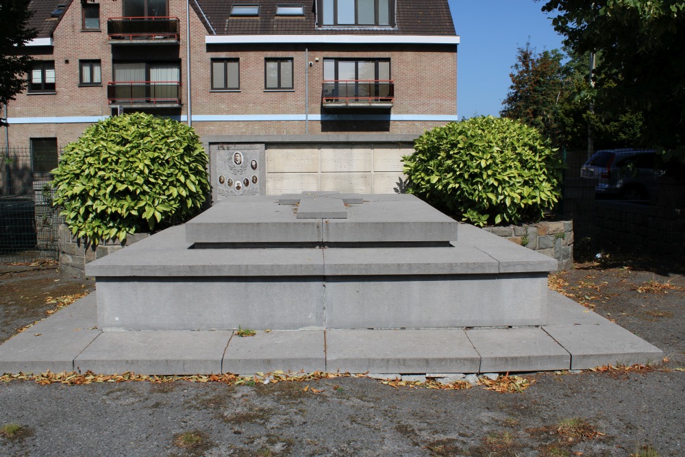 Oorlogsmonument en Graftombe Oud Kerkhof Torhout #2