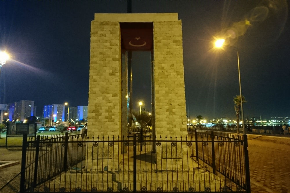 Herdenkingsmonument Izmir #2