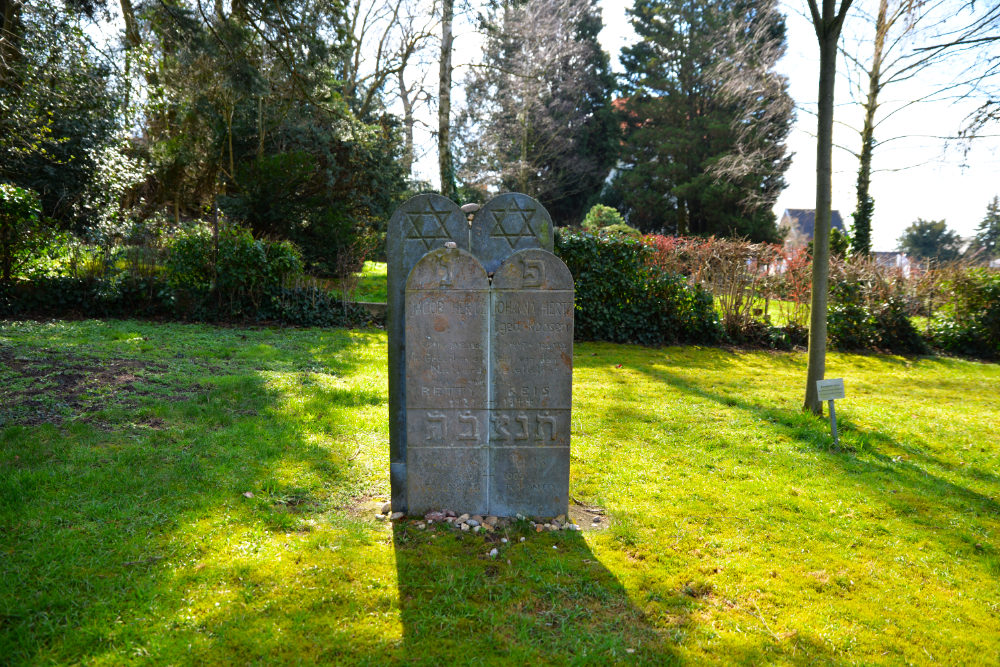 Betty Reis Monument