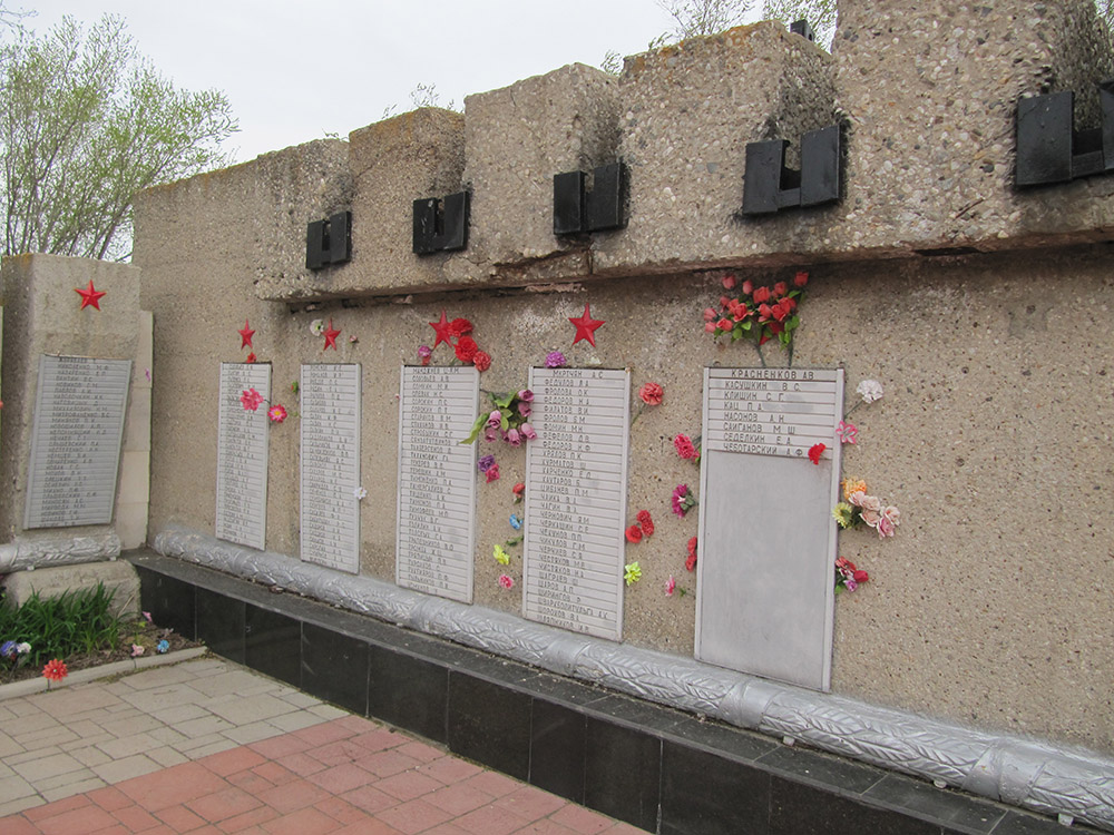 Massagraf Sovjetsoldaten & Oorlogsmonument 1941-1945 #4