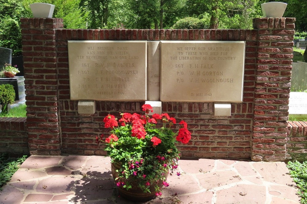 Monument RAF Algemene Begraafplaats Diepenveen #1