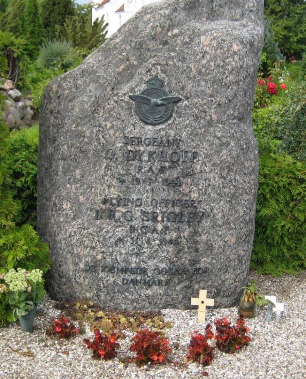 Oorlogsgraven van het Gemenebest Kerkhof Faarevejle #1