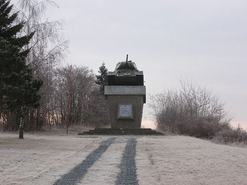 Bevrijdingsmonument (T-34/85 Tank) Starovičky #1