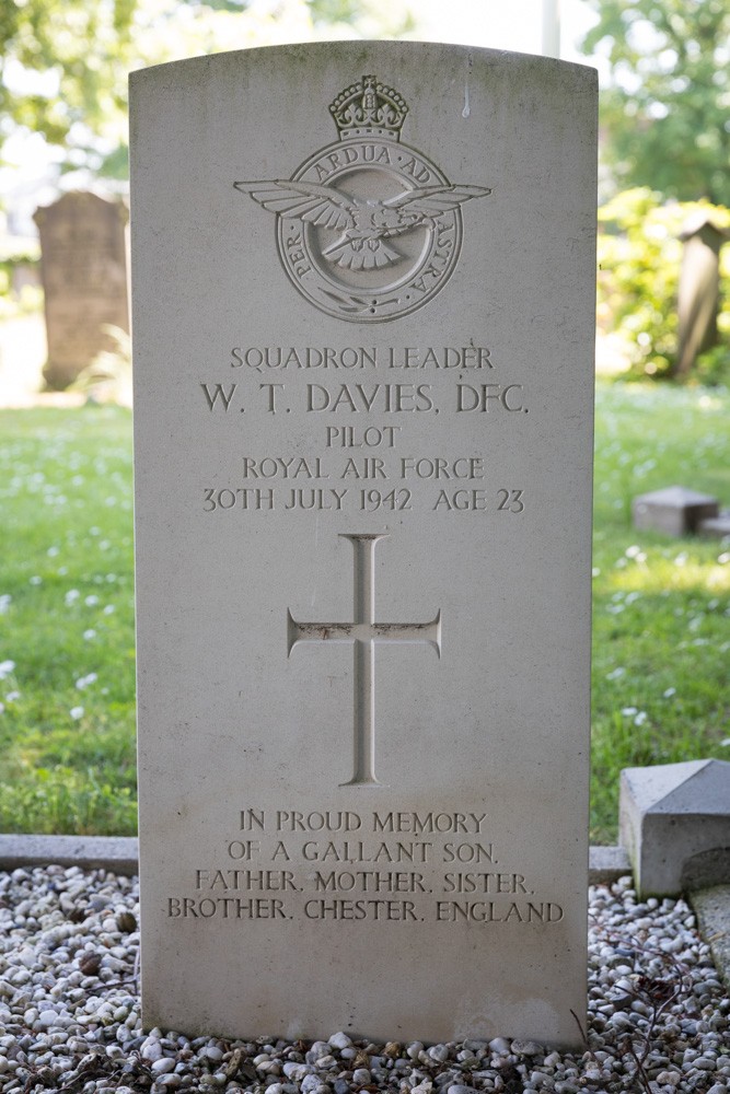 Commonwealth War Graves Old Cemetery Holten #5