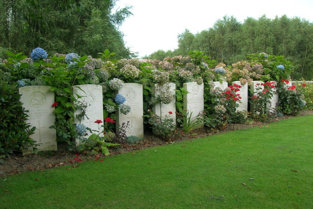 Commonwealth War Cemetery Hedge Row Trench #5