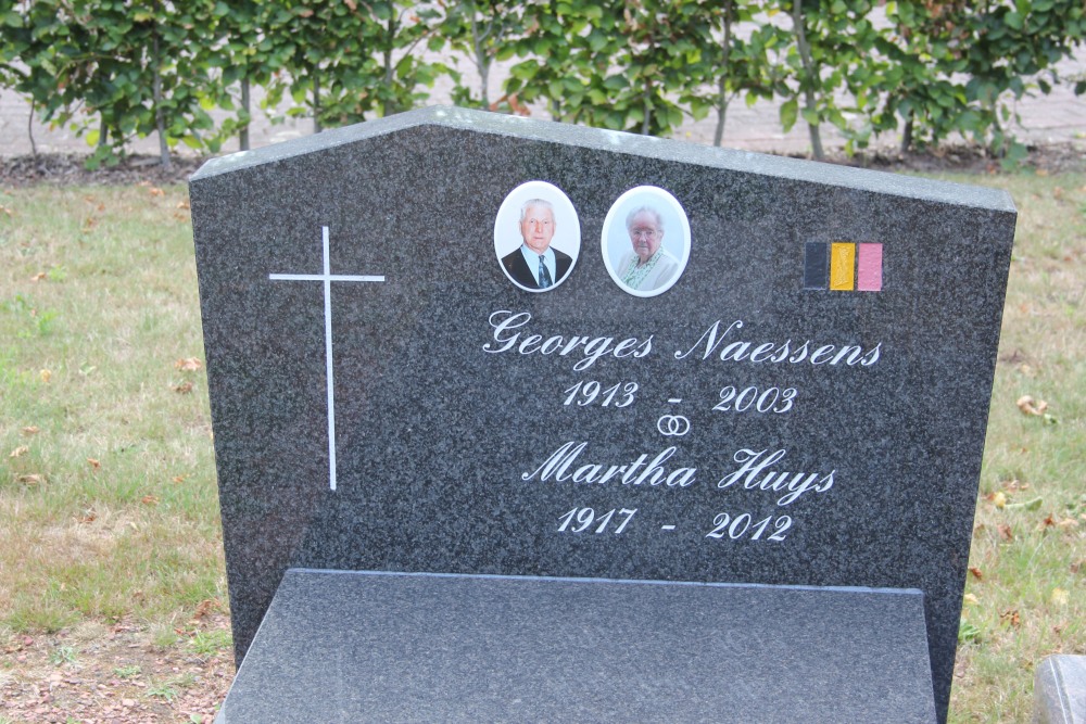 Belgian Graves Veterans Olsene New Cemetery #2