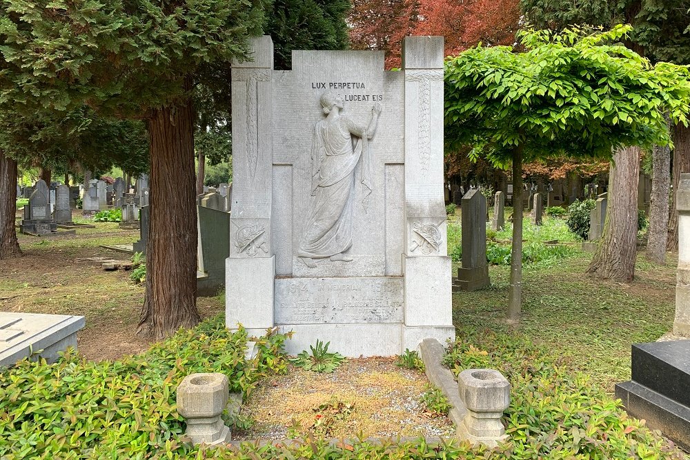 Collective graveemorial 5 deceased Belgian Soldiers General Cemetery Maastricht