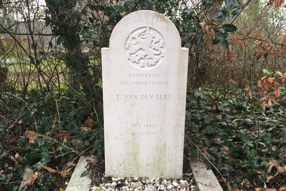 Dutch War Grave Municipal Cemetery Ouderkerk aan de Amstel