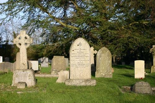 Commonwealth War Grave St. Deinst Churchyard #1