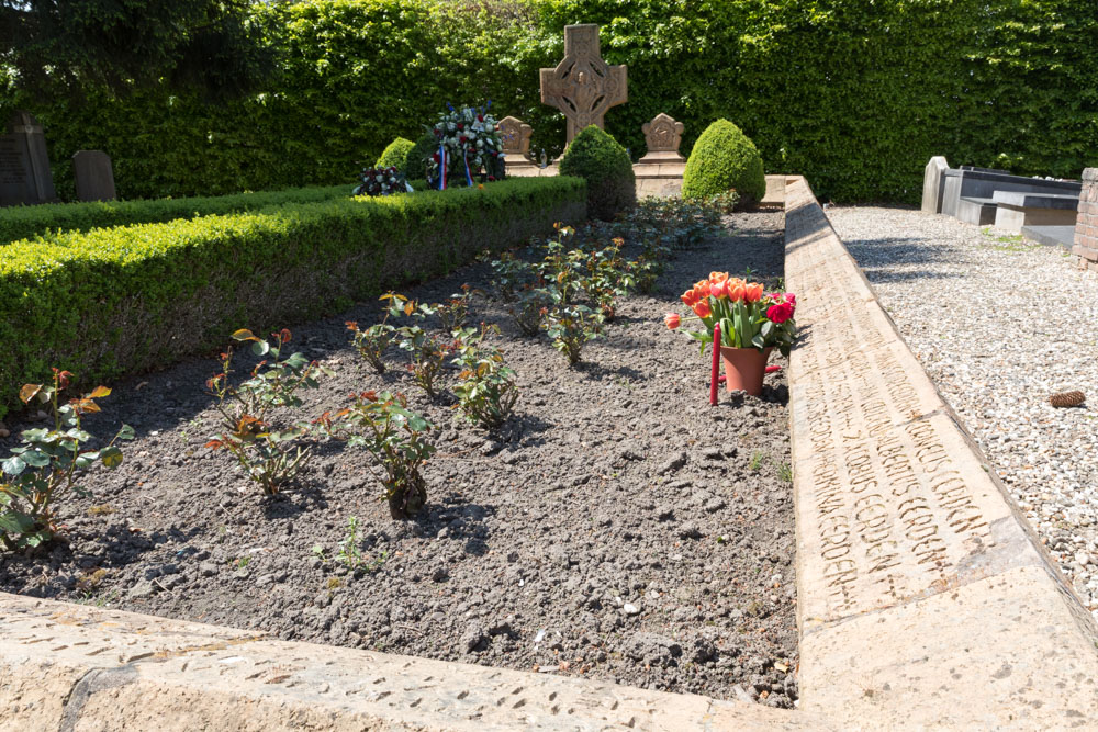 Mass Grave Old Cemetery Huissen #5