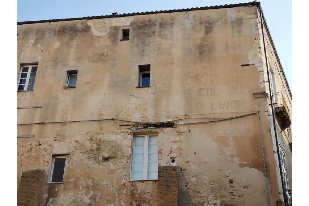 Tekst Mussolini op Gevel Cagliari