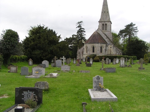 Commonwealth War Grave St. Simon and St. Jude Churchyard