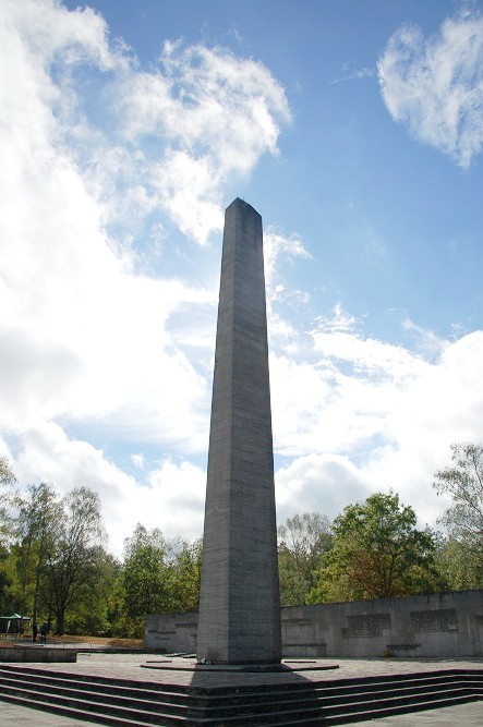 Obelisk & Muur met Inscripties Concentratiekamp Bergen-Belsen #3