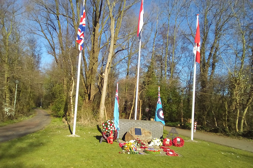 Historische vliegtuigen boven Vlaardingen op Bevrijdingsdag