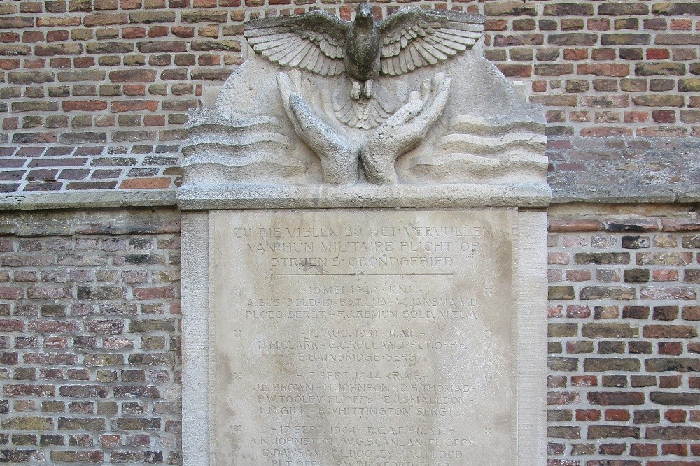 Oorlogsmonument Strijen #1