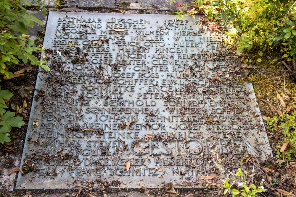 Oorlogsmonument Begraafplaats Blatzheim #3