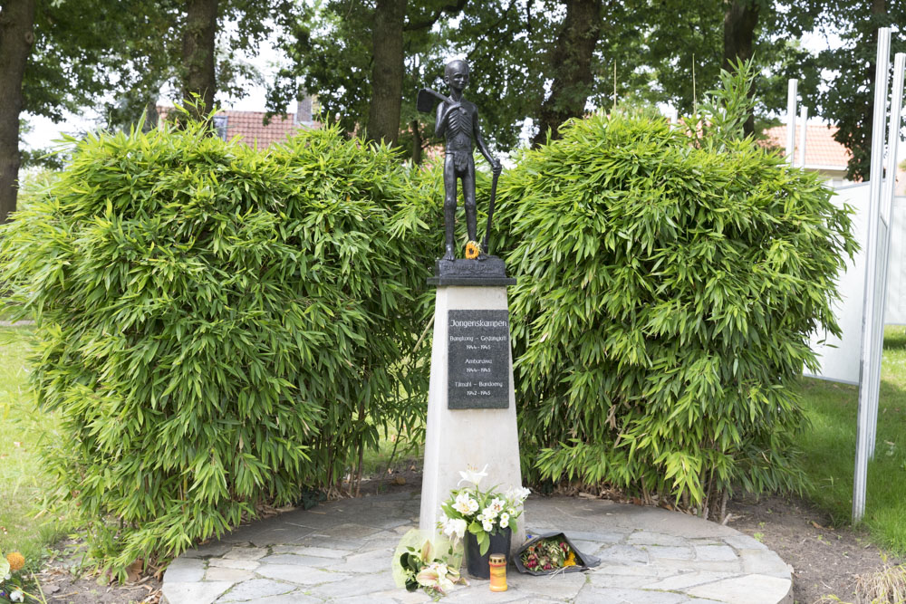 Monument Japanse Jongenskampen #2