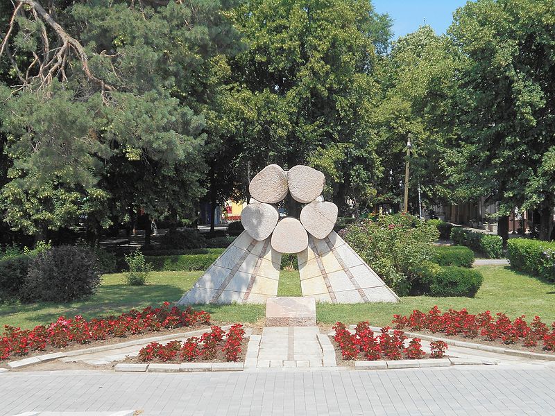 Monument Omgekomen Partizanen Novi Bečej #1