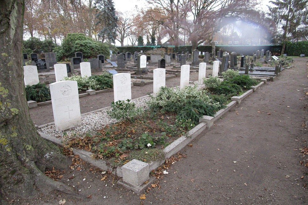 Commonwealth War Graves General Cemetery Bathmen #2