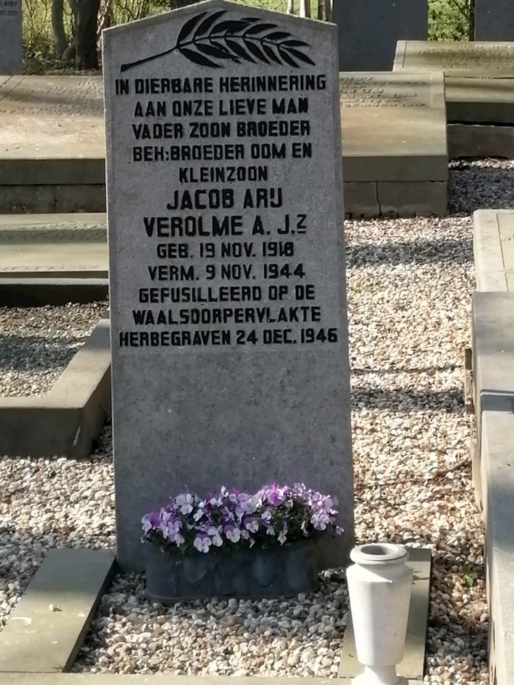 Dutch War Grave Municipal Cemetery Nieuwe-Tonge #2