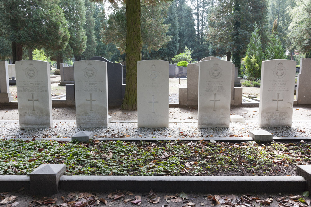Commonwealth War Graves Municipal Cemetery Zelhem #4