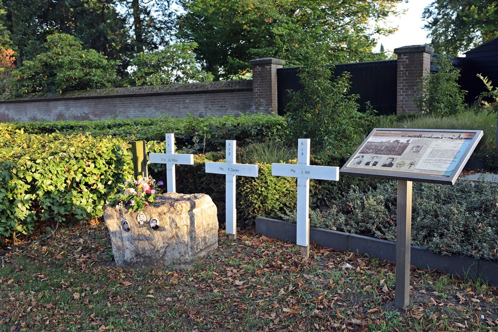 Monument Tijdelijke Begraafplaats Mierlo-Hout #1