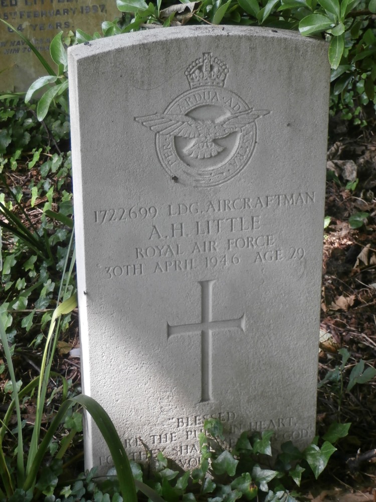 Commonwealth War Grave St. Peter and St. Paul Churchyard #1